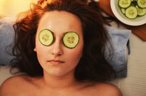 cucumber slices reduce puffy eyes